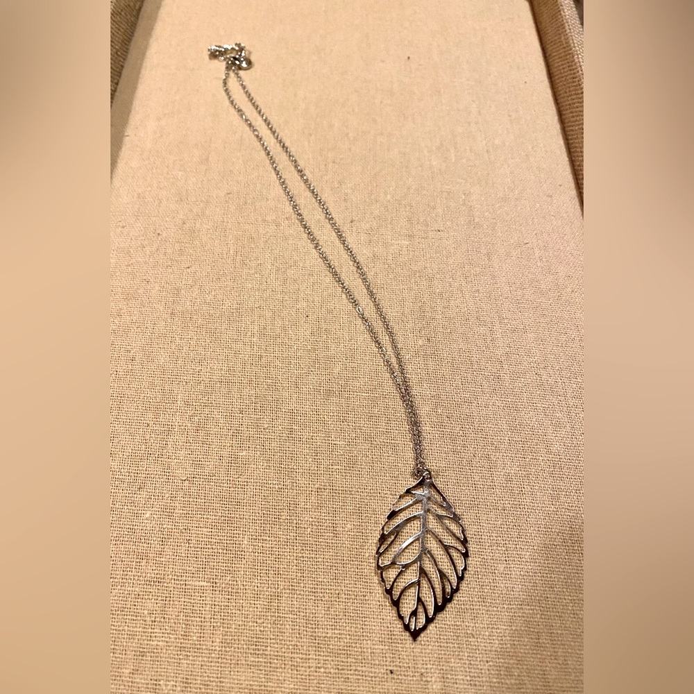 Silver Cut Out Leaf Pendant Necklace on Silver Chain 18” NEW jewelry